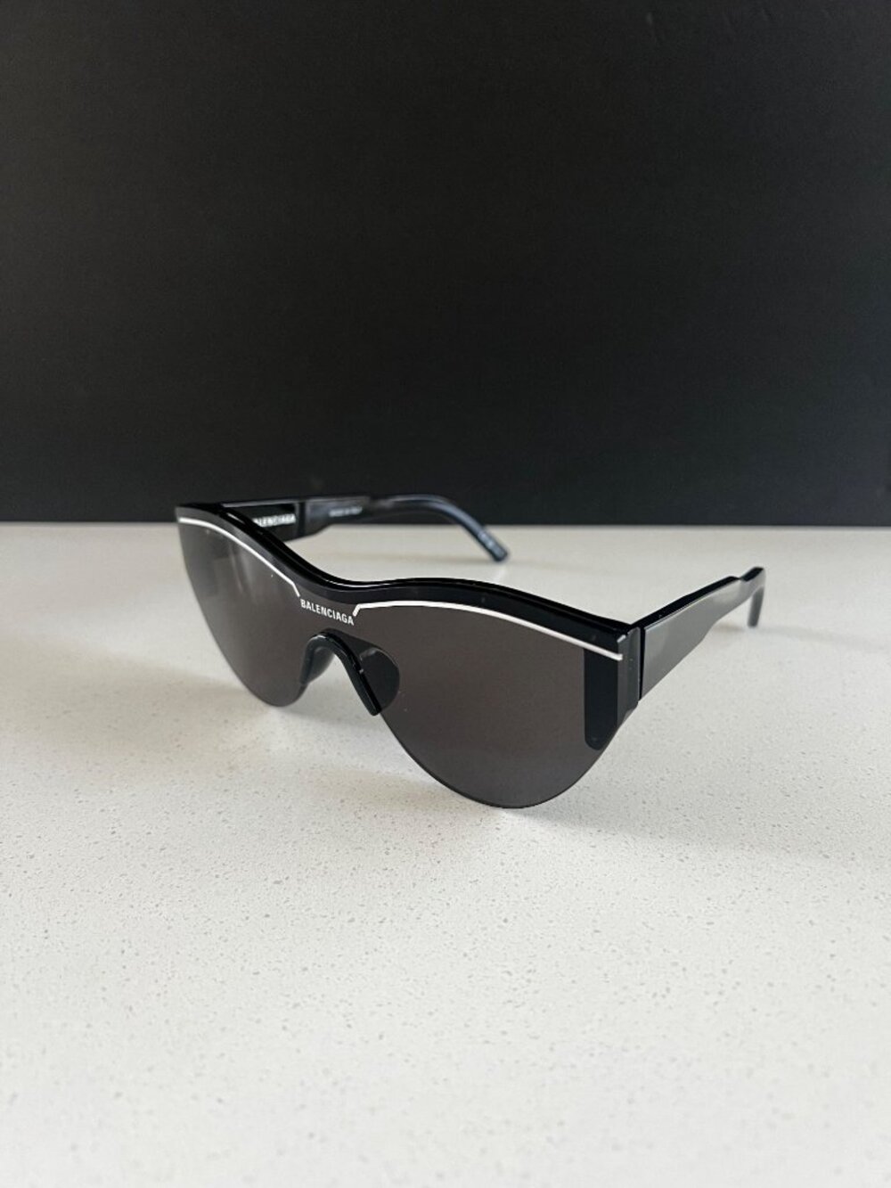 Balenciaga Shield BB0004S sunglasses in shiny black - Picture 2 of 10